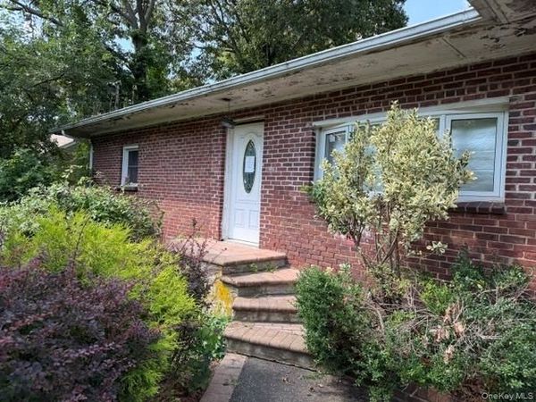 34 Raymond Court , Holbrook, NY 11741