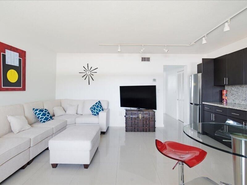 525 Meridian Avenue, Unit 305, Miami Beach, FL 33139 Photo