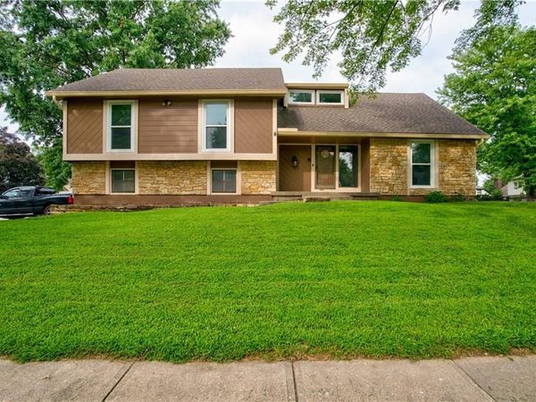 4377 SW BREEZY POINT Lane, Lee's Summit, MO 64082