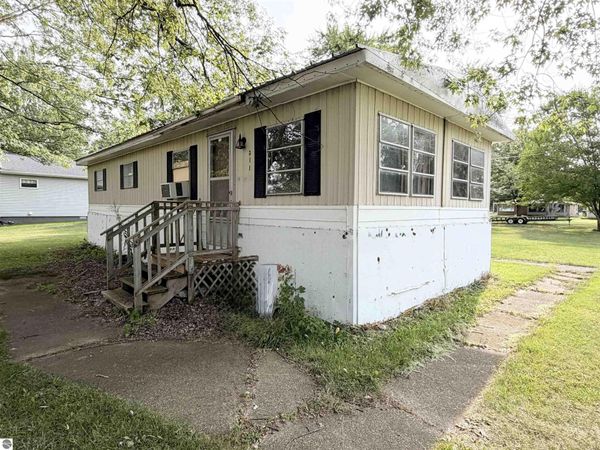 311 5th Street N, Shepherd, MI 48883