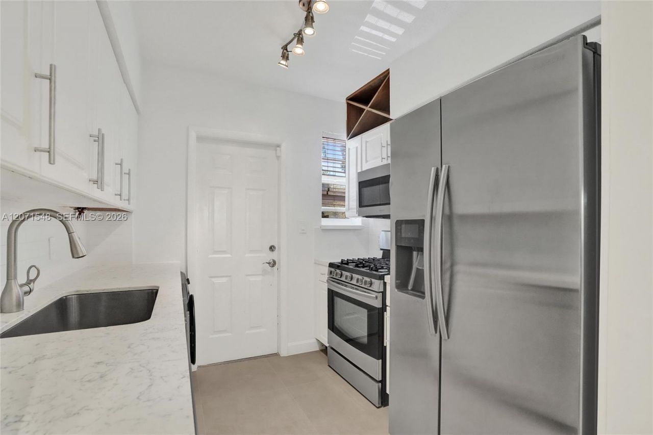 350 S Shore Dr, Unit 12, Miami Beach, FL 33141 Photo