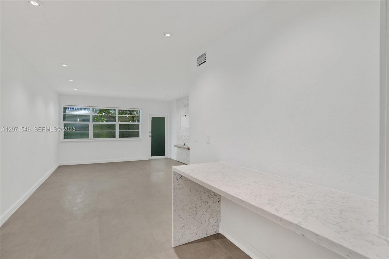 350 S Shore Dr, Unit 12, Miami Beach, FL 33141 Photo