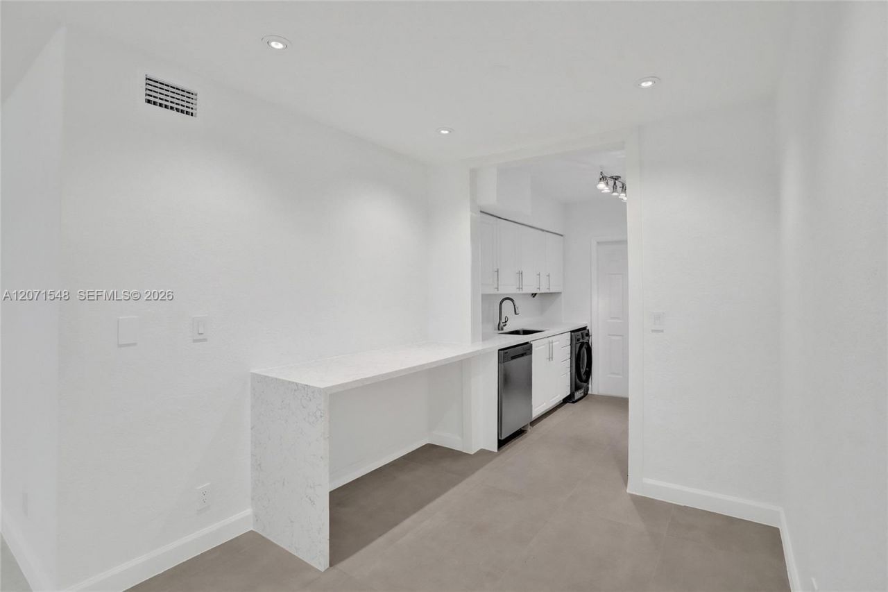 350 S Shore Dr, Unit 12, Miami Beach, FL 33141 Photo