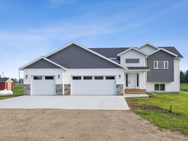 300 Prairie Drive N, Hankinson, ND 58041