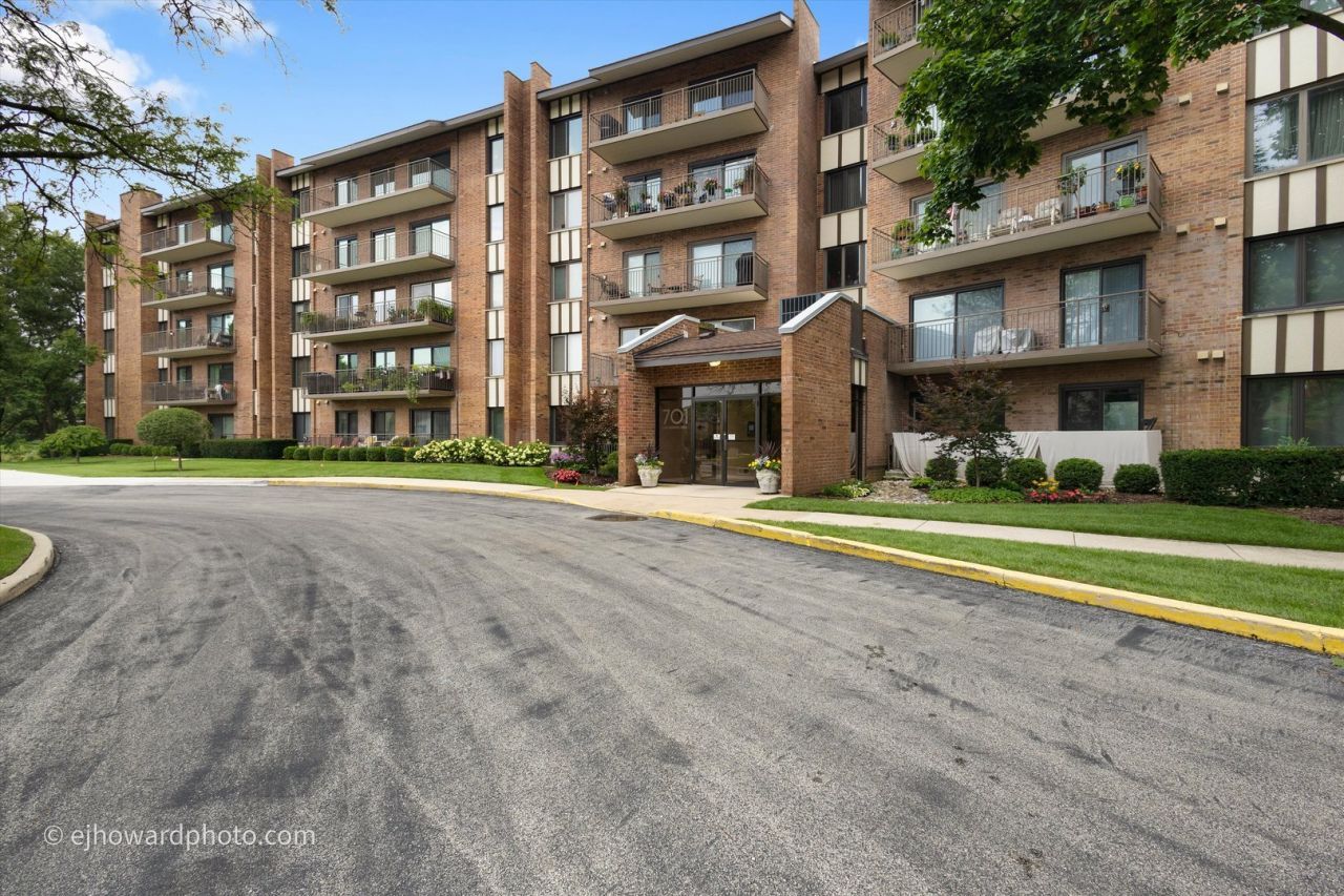 701 Lake Hinsdale Drive, Unit 103, Willowbrook, IL 60527 Main Photo