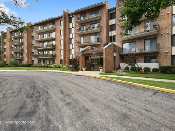 701 Lake Hinsdale Drive , Unit 103, Willowbrook, IL 60527