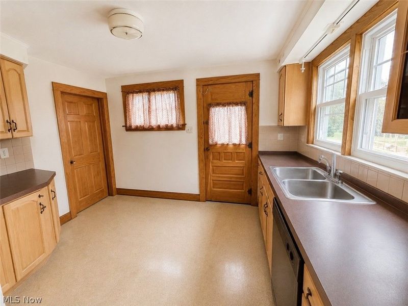 409 E Main Street, Madison, OH 44057 Photo 7
