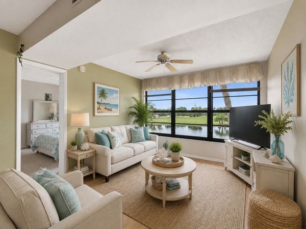 2 Plantation Drive, Unit 204, Vero Beach, FL 32966