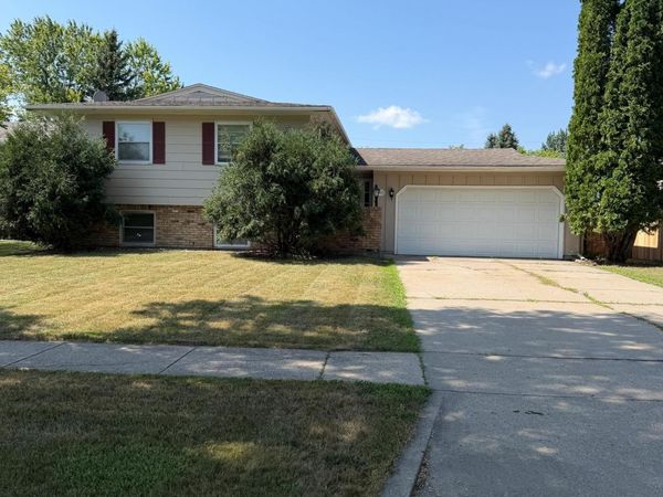 2905 11th Street S, Fargo, ND 58103