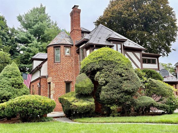 11 Andover Lane, Manhasset, NY 11030