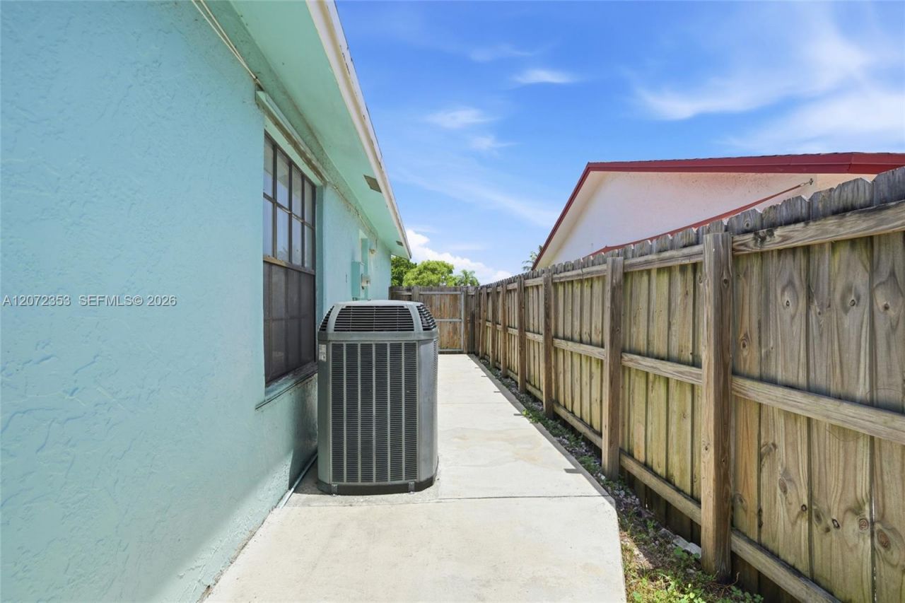 16604 SW 104th Ct , Miami, FL 33157 Photo