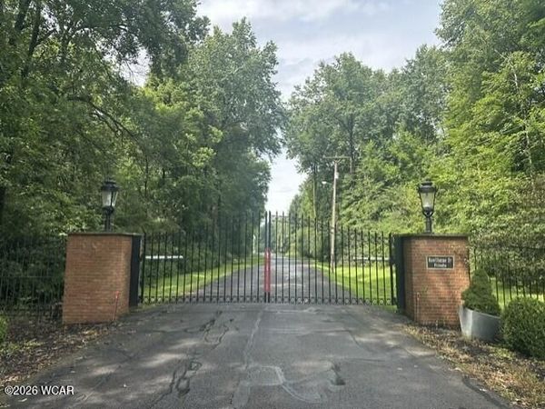 90 Hawthorne Drive, Lima, OH 45805