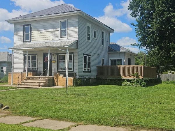 112 11th Street , Belle Plaine, IA 52208