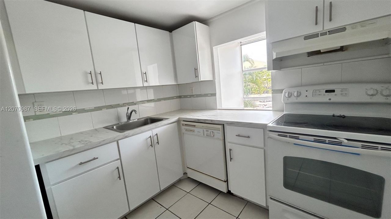 210 172nd St, Unit 228, Sunny Isles Beach, FL 33160 Photo