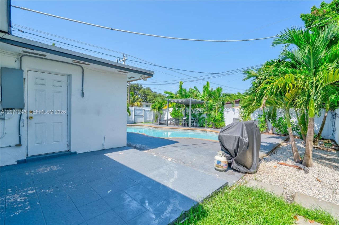 1298 NE 199th St, Miami, FL 33179 Photo