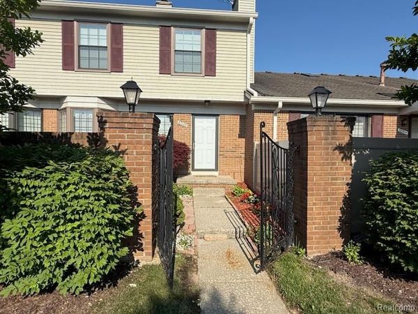 38926 Country Circle , Farmington Hills, Mi 48331
