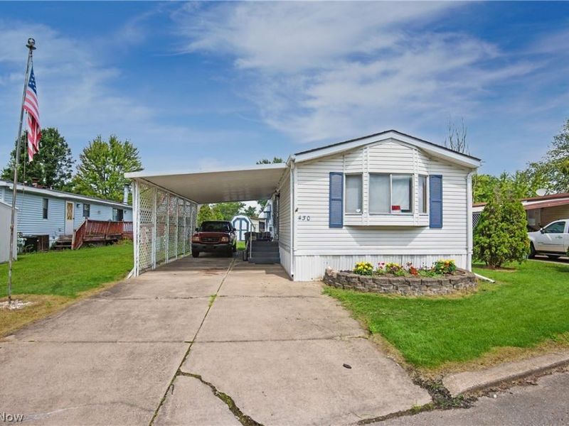 430 Whispering Pines Drive SW, Warren, OH 44481 Photo 1
