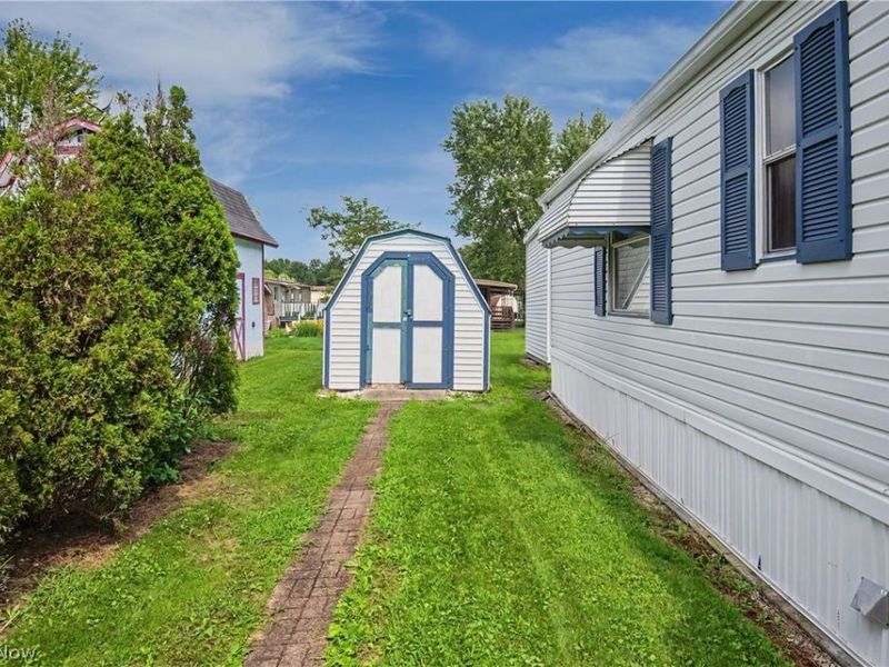 430 Whispering Pines Drive SW, Warren, OH 44481 Photo 16