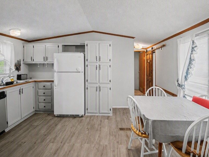 430 Whispering Pines Drive SW, Warren, OH 44481 Photo 5