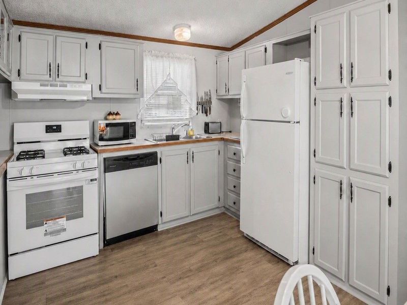 430 Whispering Pines Drive SW, Warren, OH 44481 Photo 6
