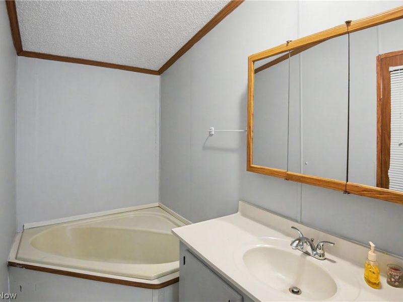 430 Whispering Pines Drive SW, Warren, OH 44481 Photo 9