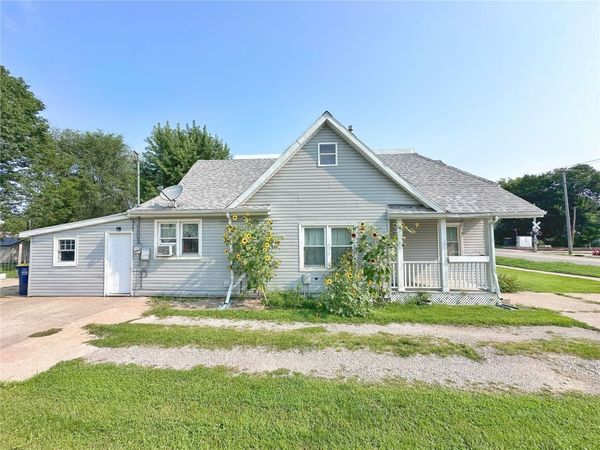 705 C Avenue , Vinton, IA 52349