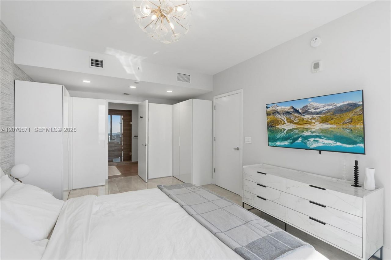 1010 Brickell Ave , Unit 3903, Miami, FL 33131 Photo