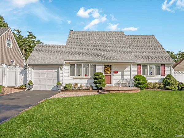 9 Linwood Avenue , Farmingdale, NY 11735