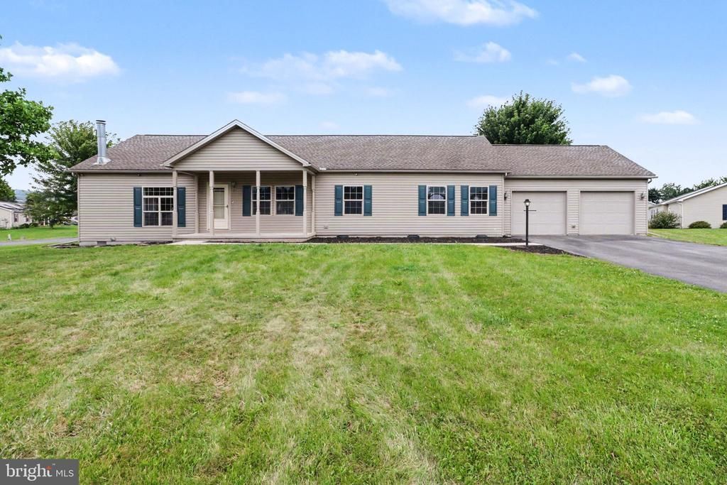 146 CAMELOT DRIVE , CHAMBERSBURG, PA 17202