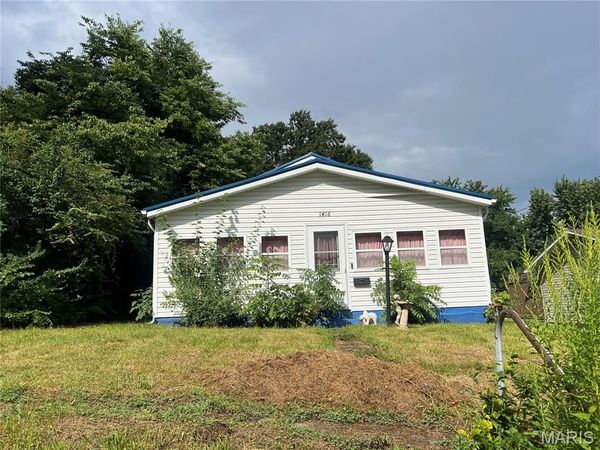 1416 S Main Street , Hillsboro, IL 62049
