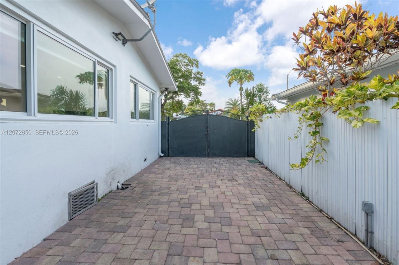 5330 SW 7th St , Miami, FL 33134 Photo