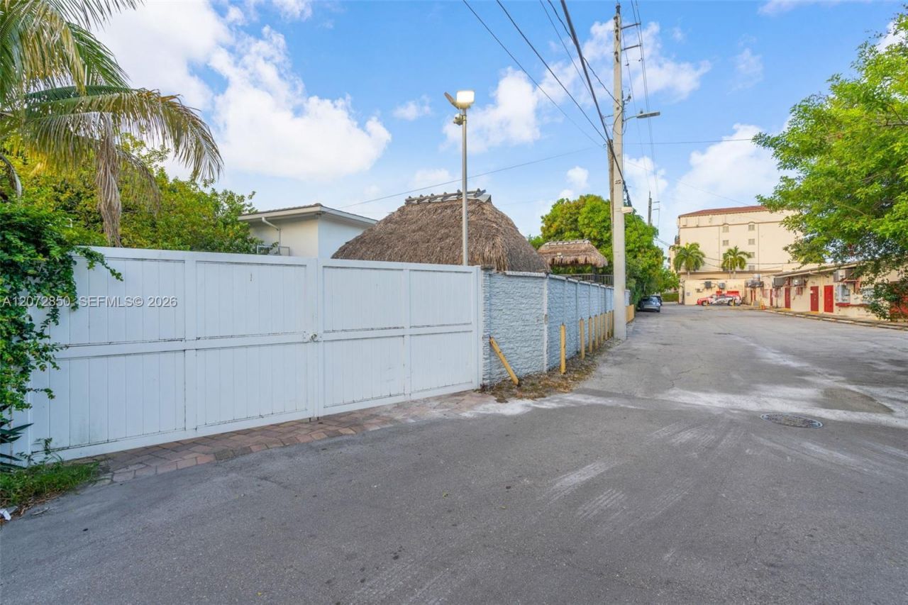 5330 SW 7th St , Miami, FL 33134 Photo