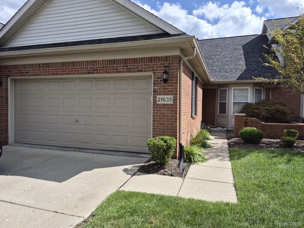 21635 Knights Lane N, Unit 18, Brownstown Township, Mi 48183