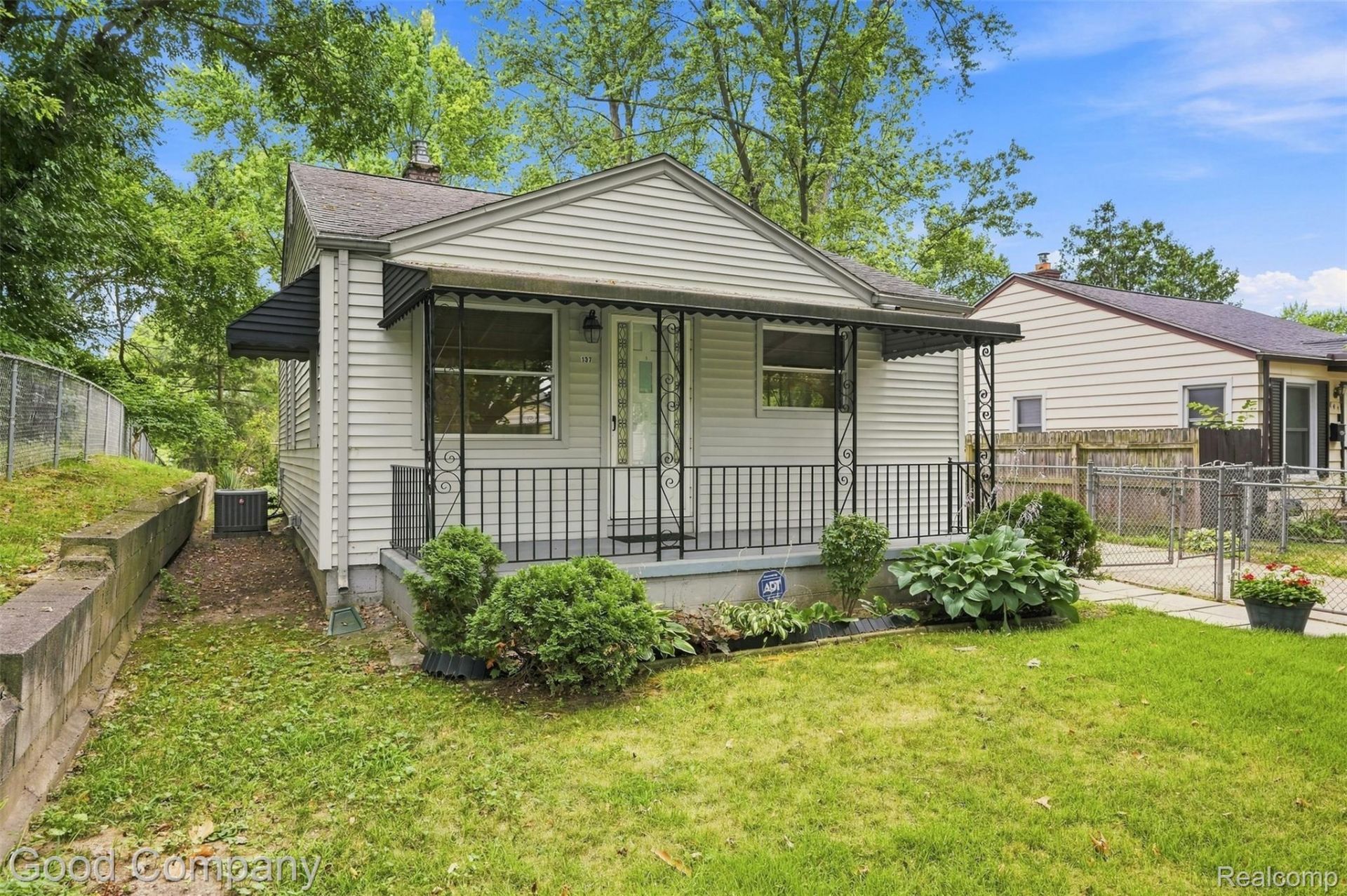 137 W Longfellow Avenue, Pontiac, Mi 48340 Main Photo