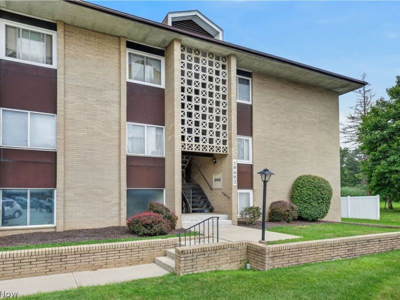 10402 N Church Drive, Unit 405, Parma Heights, OH 44130 Photo 2