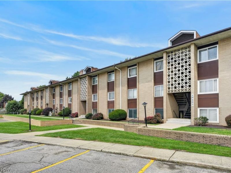 10402 N Church Drive, Unit 405, Parma Heights, OH 44130 Photo 3