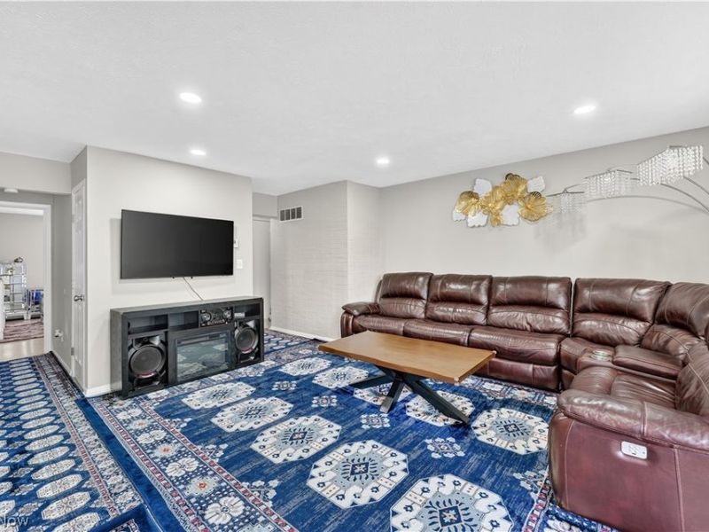 10402 N Church Drive, Unit 405, Parma Heights, OH 44130 Photo 8