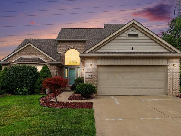 24788 Foxmoor Boulevard, Woodhaven, MI 48183
