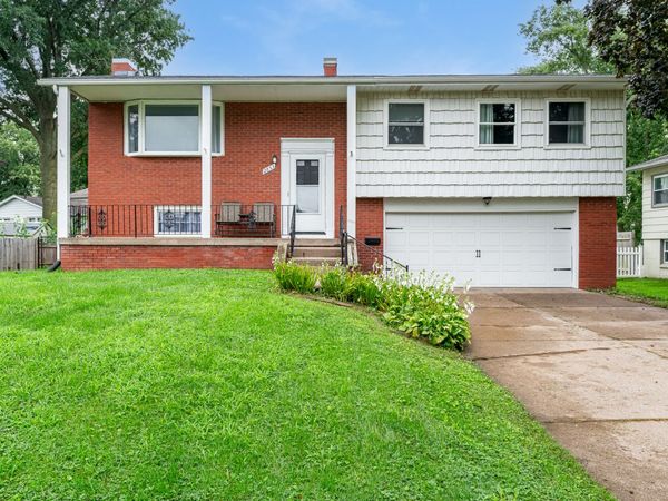 2853 Forest Road , Davenport, IA 52803