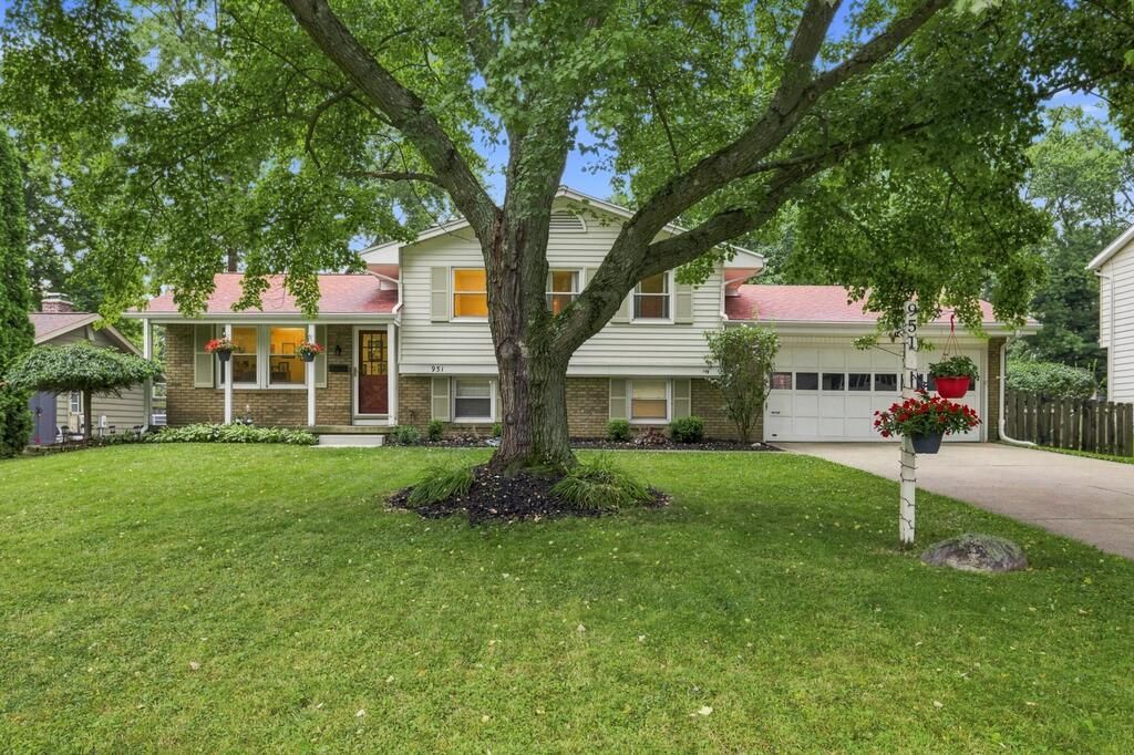 951 Thomas Dr, Ashland, OH 44805 Main Photo