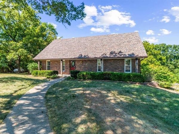 6820 S Hillside School Road, Oak Grove, MO 64075