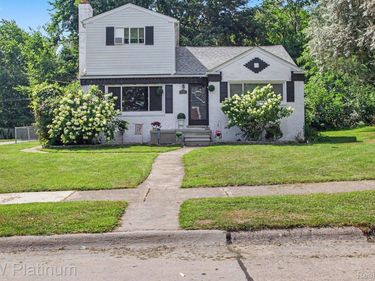 8586 Superior, Center Line, Mi 48015