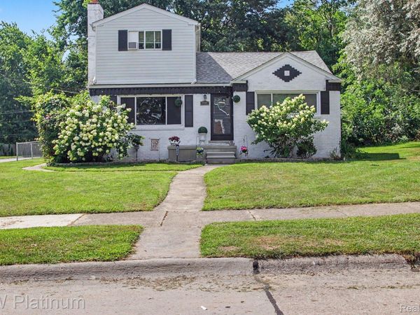 8586 Superior, Center Line, Mi 48015