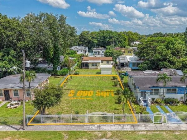 1967 NW 52nd St , Miami, FL 33142