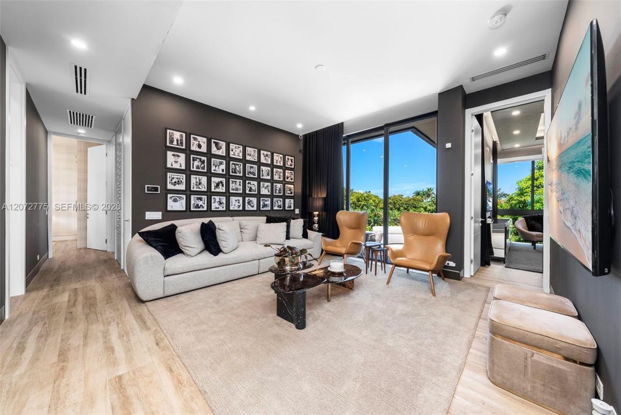 1875 NE 193rd St , Miami, FL 33179 Photo