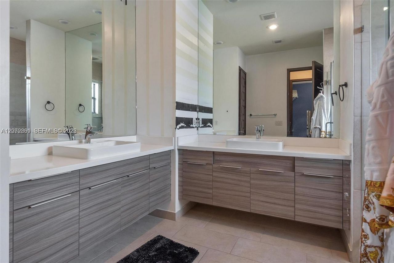 8820 NW 155th Ter , Miami Lakes, FL 33018 Photo