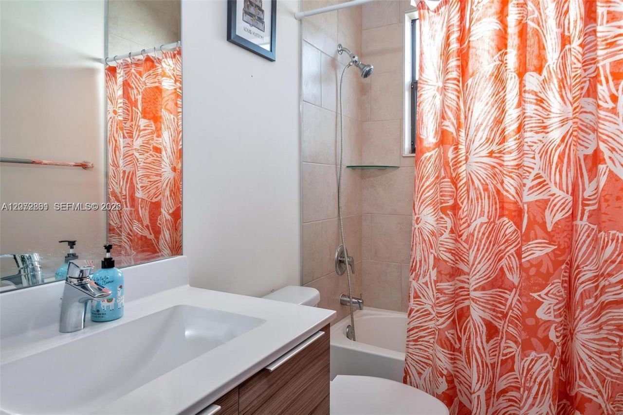 8820 NW 155th Ter , Miami Lakes, FL 33018 Photo
