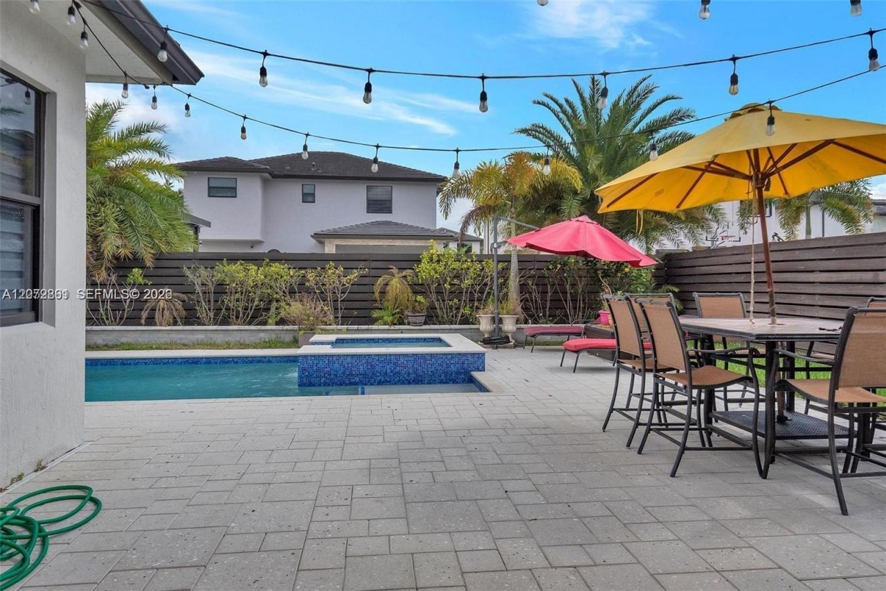 8820 NW 155th Ter , Miami Lakes, FL 33018 Photo