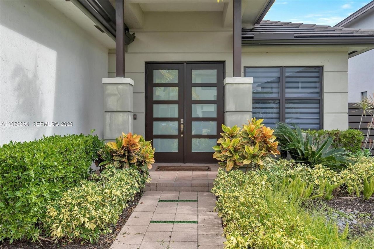 8820 NW 155th Ter , Miami Lakes, FL 33018 Photo