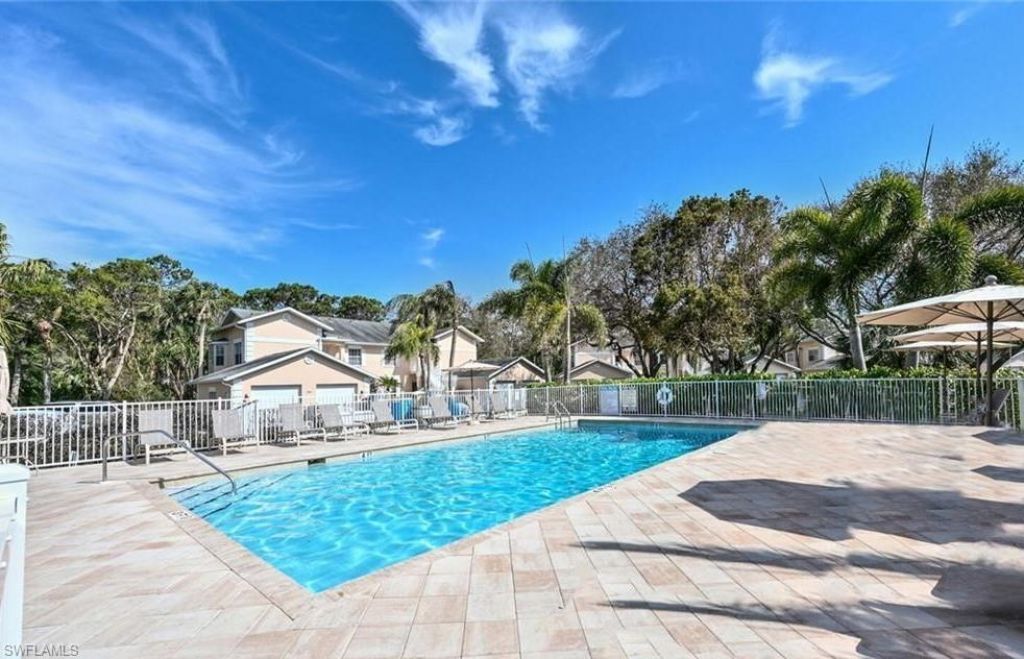 661 Wiggins Lake Dr, Unit 201, Naples, FL 34110 Photo